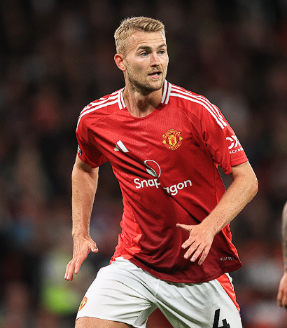 曼聯(lián)謹(jǐn)慎應(yīng)對(duì)德里赫特背傷：穩(wěn)步康復(fù)待王者歸來